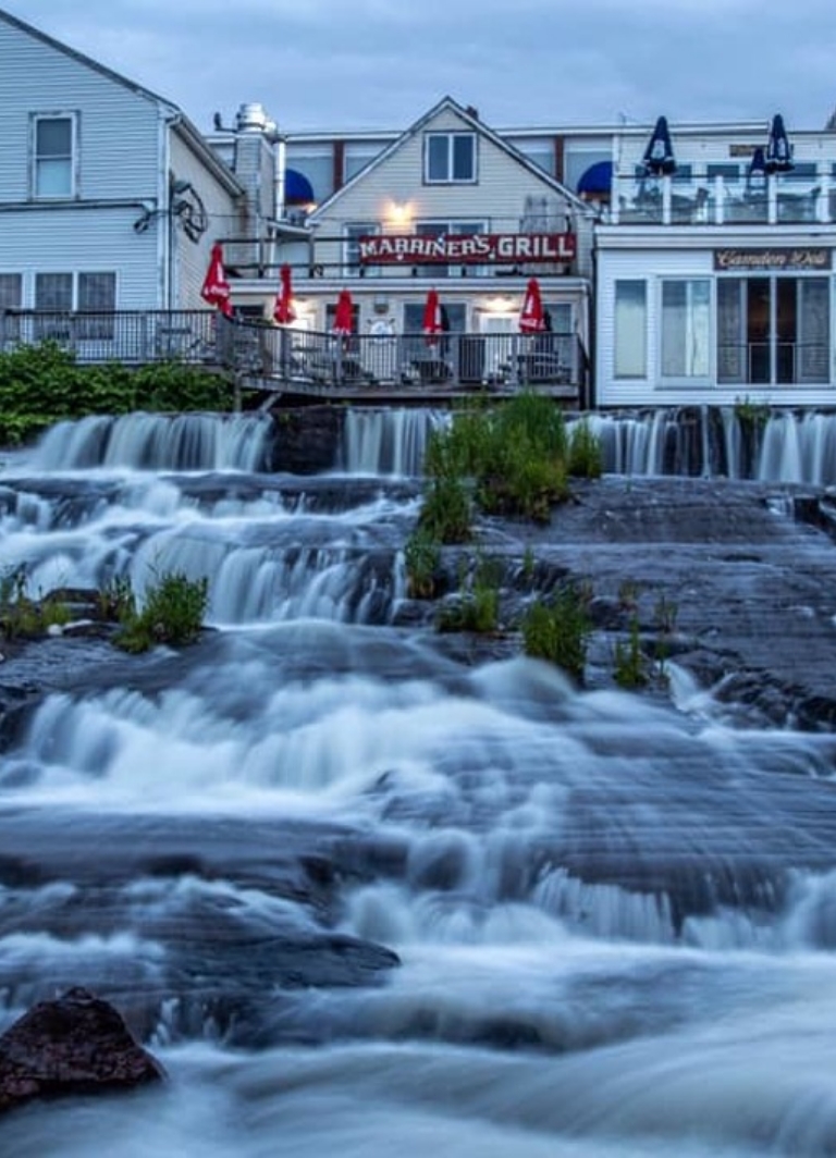 Exterior of Mariner's Grill restaurant