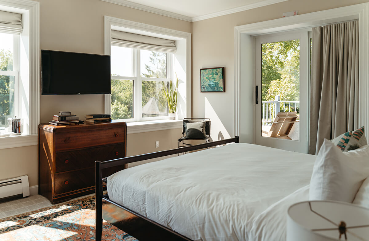 Arundel guestroom facing deck