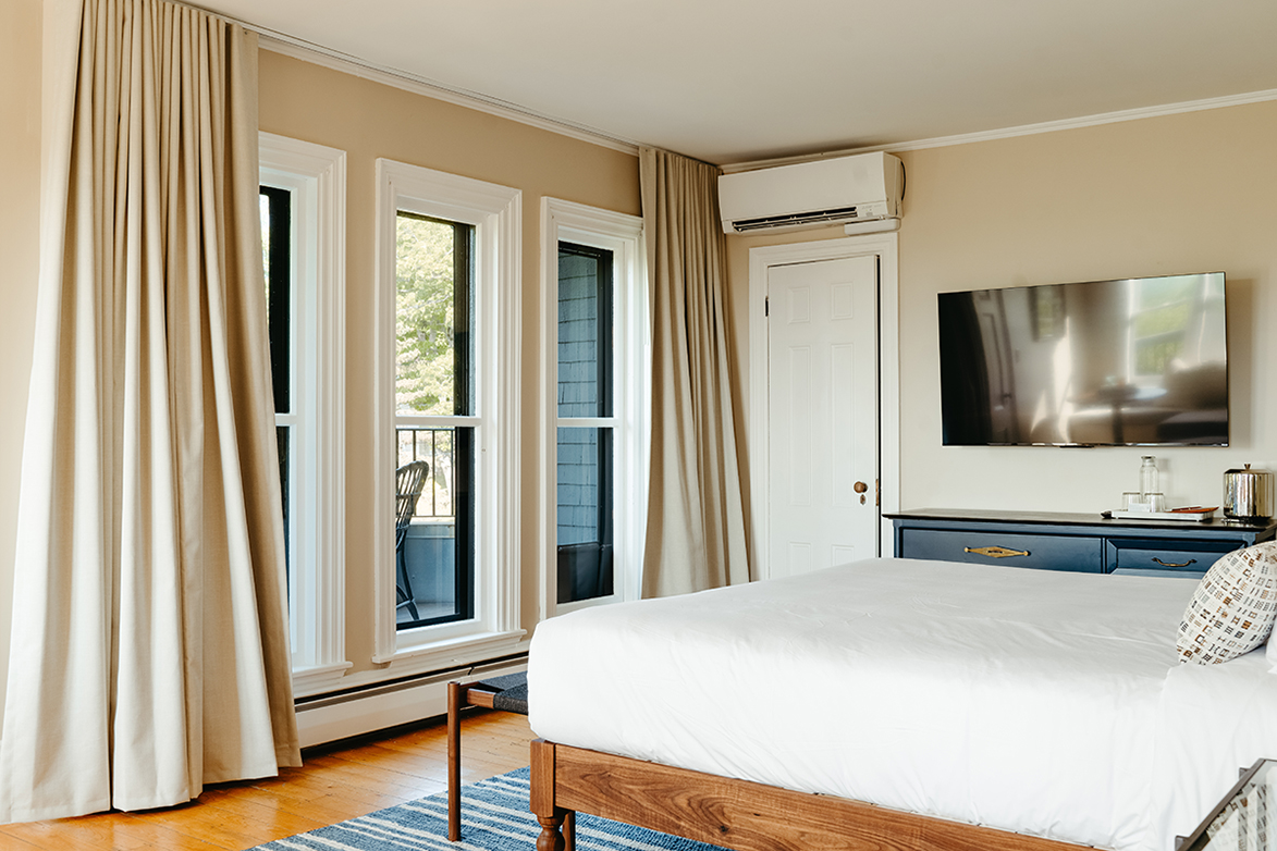 Canaervon bed facing deck