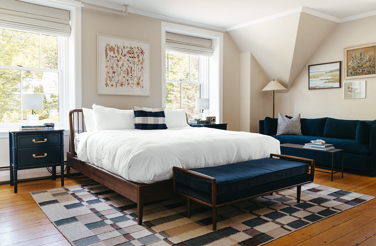 Lancaster king bed and seatig area