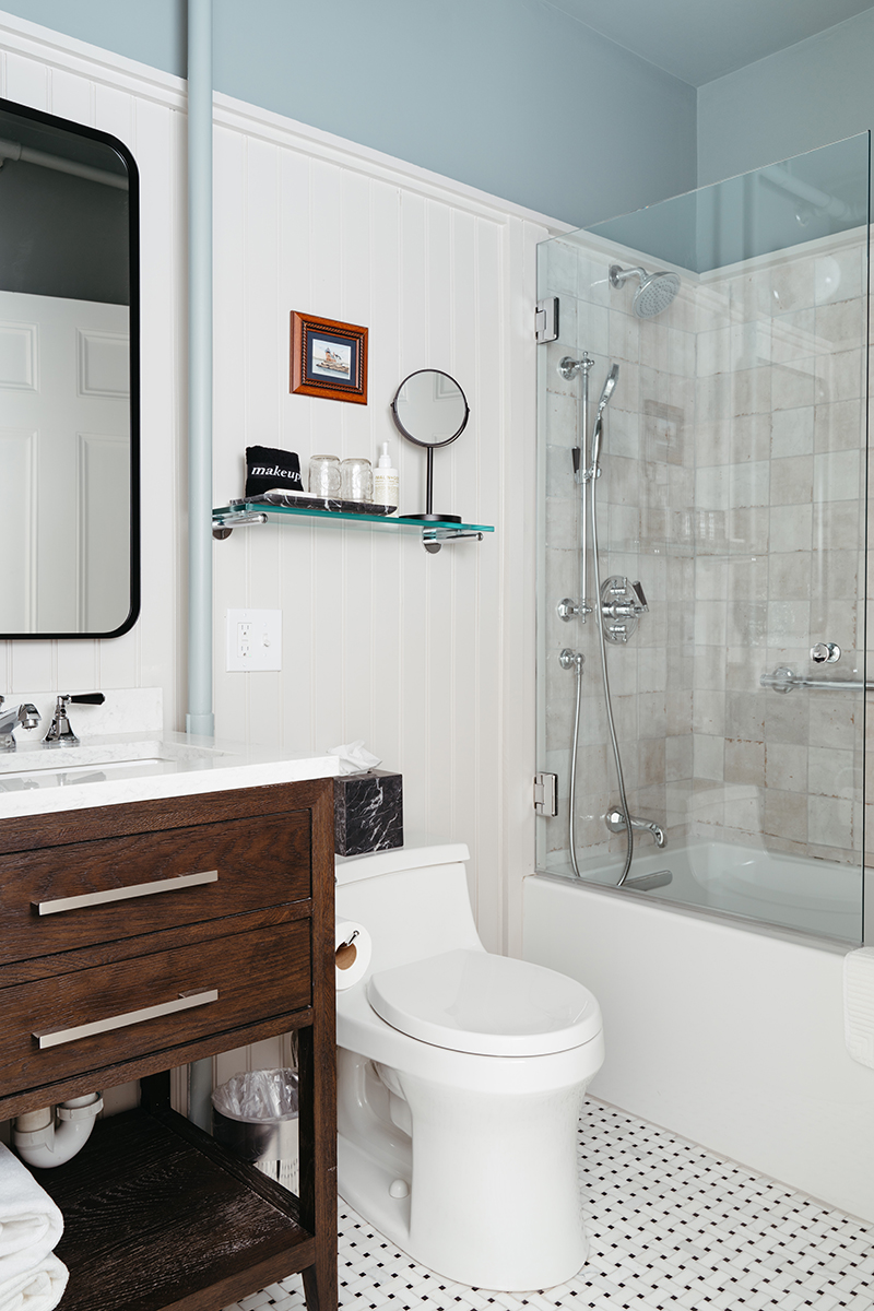 Bathroom in Windsor guest room